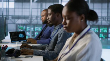 Veri merkezindeki sistem yöneticileri yapay zeka öngörü bakım sistemlerini uyguluyorlar. Ekip çalışması sunucu merkezi uzmanları donanım arızalarını tespit etmek için yapay zeka kullanıyorlar. Kamera A