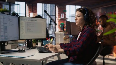 Girişim bilişim uzmanı müzik dinlerken şirketin güvenlik açığını arıyor. Kulaklık takan yazılım geliştirme ajansı teknisyeni PC, kamera A 'ya güçlendirilmiş kod yüklüyor.