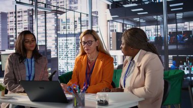 Modern bir ofiste çeşitli kadın yöneticiler iş büyümesini, kariyer gelişimini ve cinsiyet eşitliğini tartışıyor. Güçlü liderler girişimi genişletmek için güçlerini birleştiriyor. Kamera B.