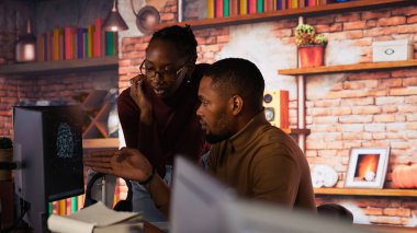 Hata düzeltme için bilgisayar üzerinde kod incelemesi yapan yeni başlayan çalışanlardan oluşan bir ekip, yapay istihbarat şirketi yazılımıyla teknik sorunları tanımlıyor. IT personeli, cihaz, kamera B kullanarak kodu optimize ediyor