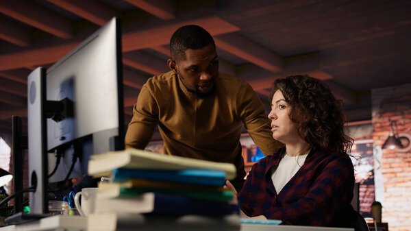 Стартап-офис ИИ, главный технолог, курирующий женское строительство. Менеджер, помогающий работнику в агентстве по разработке программного обеспечения искусственного интеллекта, предлагающий консультации, камера В