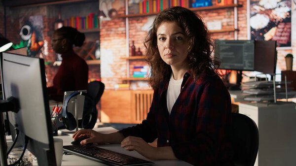 Портрет счастливой женщины, работающей в технологическом агентстве ИИ, предоставляющей услуги по разработке программного обеспечения. Весёлый сотрудник IT-отдела, использующий машинное обучение для оптимизации процесса кодирования в офисе стартапа, камера А