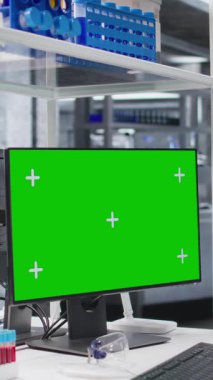 Moleküler analiz ve farmakoloji için gelişmiş laboratuvar ekipmanlarıyla boş bir araştırma tesisinde çalışan monitörde dikey video görüntüsü. Biyolojik bilimler, keşfi ve bilimi yansıtır