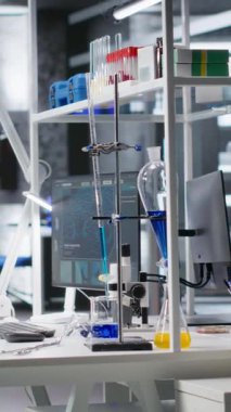 Boş bir araştırma tesisinde dikey video modern laboratuvar ekipmanları, biyobilim ve farmakoloji için sergilenen aletler. Bilimsel çevre, genetik ve diğer alanlardaki yenilikleri vurguluyor