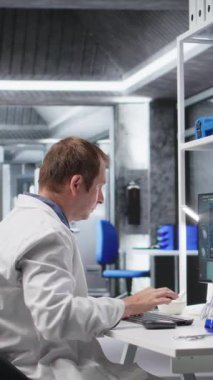 Dikey Video Kimyacısı klinik teşhislerin sonuçlarını kavrayamıyor, laboratuvar çalışma alanında hoşnutsuz ve başarısız görünüyor. Bilimin ve ileri tıbbi araştırmaların acı gerçekliği