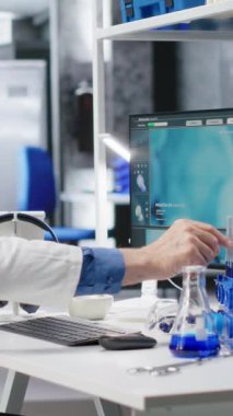 Biolab 'daki Dikey Video Kimyacısı, bilgisayarı hayranlık ve merakla gözlemliyor ve büyüleyici deney verileri elde ediyor. İlgi çekici bilim adamı alışılmadık biyoteknoloji araştırmaları okuyor. Kamera B.