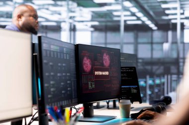 Veri merkezi ağ sistemini etkileyen güvenlik olaylarının izlenmesinden, tespit edilmesinden ve cevaplanmasından sorumlu siber güvenlik uzmanı sızıntı gördükten sonra virüsten kurtulmaya çalışıyor.