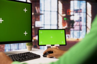 Ofisteki adam iş üzerinde çalışmak için izole ekran bilgisayarı ve tablet kullanıyor. Çevrimiçi iş yapmak için krom anahtar bilgisayar monitörü ve dijital aygıt kullanan kişi