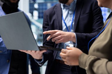 Çok ırklı teknisyenler ve müteahhitler bir güneş paneli fabrikasındaki verileri analiz ederek yenilenebilir enerji üretimi, kalite ve verimlilikte yüksek standartlar sağladılar. Güneş teknolojisi.