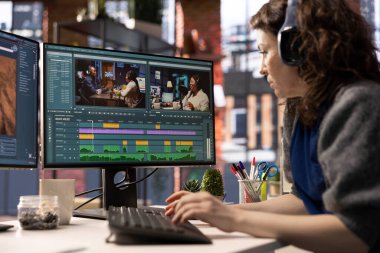 Kadın video yapımcısı bir film montaj projesi üzerinde çalışıyor, çift monitörlü birden fazla iş yapıyor. Kadın çekim editörü sinematik yaratıcı süreci başlatıyor, film düzenleme endüstrisi.