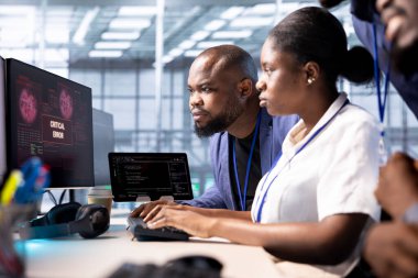 Sunucu merkezindeki bir grup programcı beyin fırtınası yapıyor, ekipmanları hackerdan korumaya çalışıyor. Veri merkezindeki bilişim personeli tesisi güvenlik ihlali uyarısını düzeltmeye çalışıyor