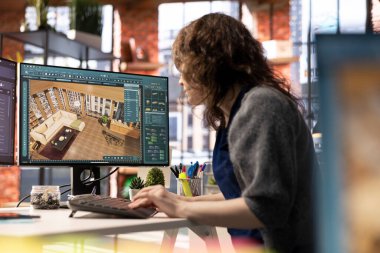 Modern bir ofisteki bir kadın, mimari yazılımdan faydalanarak bir apartmanın 3 boyutlu görüntüsünü yaratıyor. Geliştirici, sanal varlıkları yapılandırmak ve ayrıntılı ev tasarımı için dijital araç kullanır.