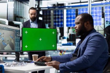 Erkek yenilik danışmanı, bir güneş paneli tesisi, sürdürülebilir enerji gelişimi ve modern üretim süreçleri ile mühendislik güncellemelerini araştırıyor..