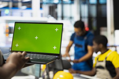 Siyah fotovoltaik fabrikası işçisi güneş pillerinin üretimini optimize etmek için izole bilgisayar kullanıyor, yenilenebilir enerji. Güneş panelleri bitki denetleyicileri bilgisayar üzerinde üretim süreci.