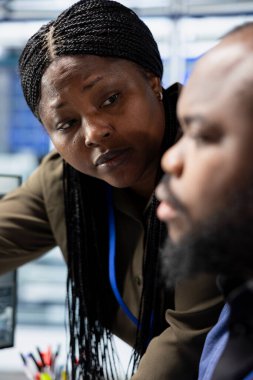 Siyah mühendislik uzmanları bir güneş paneli tesisinde iş akışını izlemek, şirket liderliğini ve yenilenebilir enerji sektöründeki ekip çalışmasını göstermek için toplandılar. Sürdürülebilir geliştirme.