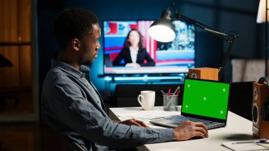 Siyahi adam, izole edilmiş kroma anahtar ekranının yanında veri içeren bir rapor hazırlıyor. Yeteneklerini geliştiriyor ve kariyer bağımsızlığını kazanıyor. Uzaktan kumandalı işçi günlük serbest işleri çözüyor. Kamera B.