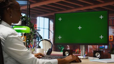 E- posta yazmak için merkez ofisteki izole ekran bilgisayarını kullanan uzaktan çalışan, kapat. Krom tuşlu bilgisayar klavyesinde yazıcı, döküman düzenleme, bitirme projesi, kamera A