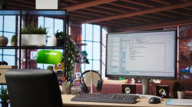 Ana ofisteki bilgisayar ekranında UI programlama kodu çalıştırılıyor. Kullanılan kodlama uygulaması UI modern apartmandaki kodları yazmak ve test etmek için kullanıldı.