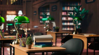 Ahşap raflar ve klasik yeşil lambalar içeren boş eski bir kütüphane, eski moda zarif mobilyalar öğrenme ve entellektüel gelişime ilham vermek için sakin bir çalışma alanı oluşturur.