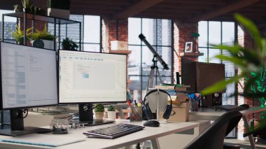 Boş Yapay Zeka Endüstrisi yeni iş yeri açılışı. Avantaj makinesi öğrenme teknolojisi. İşletmeler için ölçeklenebilir çözümler üreten programcılar tarafından kullanılacak olan bilgisayarlı şirket ofisi, sol atışta taşıma