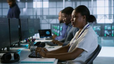 Yönetici sunucu odasına geliyor, felaket iyileştirme planları üzerinde çalışmaya başlıyor ve en az dinlenme süresini sağlıyor. Çalışan veri merkezine giriyor, iş vardiyasına başlıyor, performansı izliyor, kamera A