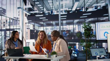 Finansal stratejileri tartışan, şirket liderliğini somutlaştıran ve projenin teslim tarihlerini karşılamak için direnç gösteren etkili iş kadınlarından oluşan bir grup. Genişleme stratejisi belirleyen kadınlar. Kamera B.