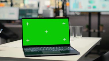 Chroma anahtarı ofisteki modern bir dizüstü bilgisayarda gösteriliyor, insan kaynakları departmanı için boş çalışma alanı işe alma süreci ve röportajlar için hazırlanıyor. Krom anahtar.