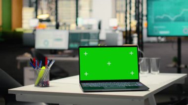 Boş modern iş yerinde yeşil ekran dizüstü bilgisayar, insan kaynakları departmanı ofis alanı işe alım süreci, röportajlar ve kariyer geliştirme için hazır. Bilgisayarda krom tuş görüntüsü.
