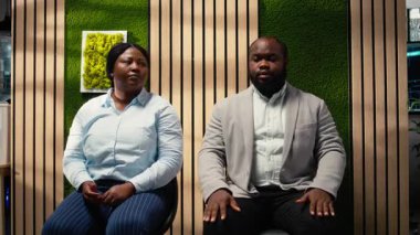 İş kadını sekreteri el arabasıyla yürüyor ve koridorda sırada bekleyen insanlara dosya veriyor. Şirket kayıt formları. Adaylar kariyer fırsatı için hazırlanıyor. Kamera A.