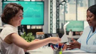 Röportaj sırasında insan kaynakları müdürüyle karşı karşıya oturan Afrikalı Amerikalı iş arayıcı özgeçmiş sunuyor ve yeni bir meslek için iş ilanları, potansiyel ve kariyer hedeflerini tartışıyor. Kamera B.