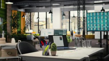 İş görüşmesinden önce CV adayını gösteren bir dizüstü bilgisayarı olan boş bir ofis, işe alım süreci için kullanılan alan ve boşlukla aynı hizaya gelebilmek için nitelikleri veya geçmiş iş deneyimlerini gözden geçirme.