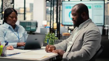 Seçim sürecinden sonra yeni organizasyon pozisyonunu doldurmak için İK yöneticisi ve asistanı ile iş sözleşmesi imzalayan Afrikalı Amerikalı aday. Birini işe almak. Kamera B.