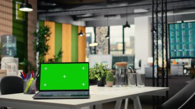 Chroma anahtarı ofisteki modern bir dizüstü bilgisayarda gösteriliyor, insan kaynakları departmanı için boş çalışma alanı işe alma süreci ve röportajlar için hazırlanıyor. Krom anahtar.