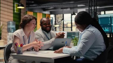 İK ekibiyle yapılan röportajda siyahi kadın aday sözleşme imzalayarak seçim sürecinden sonra yeni organizasyon pozisyonunu doldurdu. Bağlılığı olan birini işe almak. Kamera A.