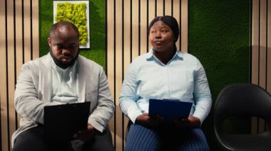 Afro-amerikan bayan aday İK ofisine görüşme için çağrılıyor, tartışmayı bekliyor ve ofiste beklenti gösteriliyor. İşe alım sürecinde başvuranlar için. Kamera A.