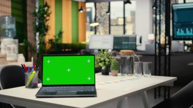 Boş kurumsal çalışma alanında dizüstü bilgisayar, insan kaynakları bürosu ve masası işe alım süreci, röportajlar ve kariyer geliştirme için hazırlandı. Krom anahtar.