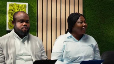 Adaylar koridorda ofis sekreterinden kayıt formları alıyorlar, işe alım sürecine katılıyorlar ve profesyonel iş görüşmesine başlamayı bekliyorlar. Belgeleri dolduruyorum. Kamera B.