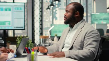 İK ekibi, iş yerinde iş görüşmesi sırasında adaylarla CV değerlendirmesi yaparak iş deneyimi ve kariyer geliştirme niteliklerini analiz ediyor. Yetenek kazanma. Kamera B.