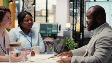 İnsan Kaynakları departmanı çalışanları kariyer toplantısına ev sahipliği yaparak yeni iş olanakları ve kariyer fırsatları, yetenek edinme sürecini tartıştılar. Röportaj sırasında deneyimli bir adam. Kamera B.