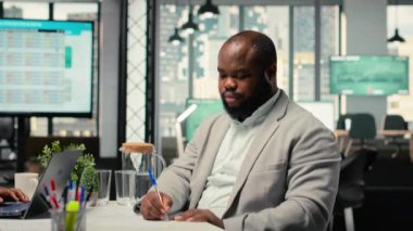 Siyahi, iş görüşmesinden sonra iş sözleşmesi imzalayan, işe alım sürecini tamamlayan ve şirket ortamında yeni bir kariyere başlayan başvuruyu onayladı. Yasal sözleşme şartları. Kamera B.