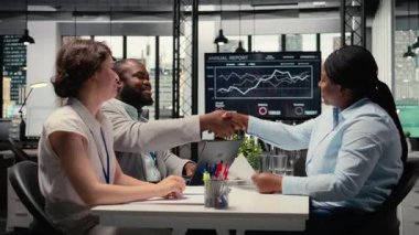 Bayan başvuru sahibi ve işe alım personeli görüşme sırasında birbirlerini selamlıyor, sorular soruyor ve departmana girmek için kariyer fırsatları hakkında tartışıyorlar. Kafa avcılığı. Kamera A.