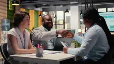 Çeşitli işe alım ekipleri ve siyahi adaylar iş organizasyonunda iş için gerekli nitelikleri tartışıyor. Özgeçmiş değerlendiriliyor. Bilgi, kafa avcılığı konsepti. Kamera A.