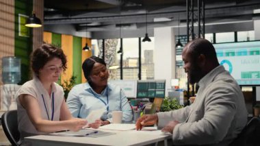 İşe alım ekibi ve bir iş ofisinde özgeçmiş değerlendirmesi yapan bir başvuru sahibi, kariyer deneyimi ve büyüme hedefleri hakkında tartışmalar. Profesyonel iş gücü için görüşme süreci. Kamera A.