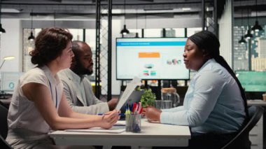 İK ekibi siyahi bir kadınla kariyer fırsatını tartışıyor, iş görüşmesi sırasında adayları seçiyor. Başvuru sahibi güçlü kariyer hırsına odaklandı. Kamera A.