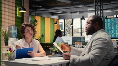 İnsan kaynakları istihdam ve artan bir girişim dahilinde gemiye binme konulu profesyonel bir iş görüşmesinde kendine güvenen bir erkek adayı değerlendiriyor. Kafa avcılığı. Kamera A.