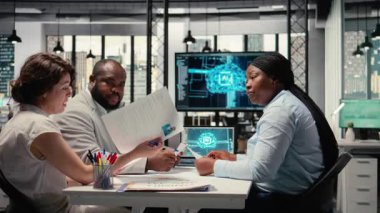 AI, makine öğrenme ve sinirsel ağlar tarafından geliştirilen sanal yardımcı araçları kullanarak röportaj sonuçlarını, CV filtreleme ve yetenek seçiminde yardımcı olurlar. Kamera A.