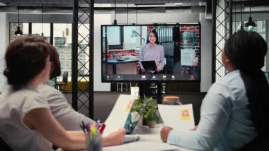 Çeşitli İK personeli, bir adaya internet video konferansı yoluyla iş başvurusu ve potansiyel bir uyum için kişinin mesleki geçmişini tartışmak üzere sanal bir toplantı düzenliyor. Kamera A.