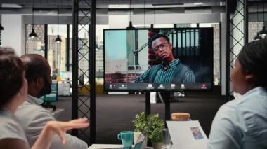 İş arayan kişi çevrimiçi bir röportaja katılarak, soruları yanıtlayarak ve HR çalışanlarıyla güvenli ağ ve ekran paylaşım platformunda bağlantı kurarak işe alma süreci devam ediyor. Kamera A.