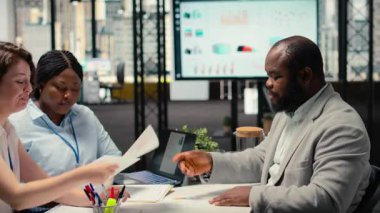 İnsan Kaynakları çalışanları, şirket ofisindeki görüşme sırasında iş arayan kişilerle konuşuyor, özgeçmiş ve organizasyon iş kültürü başvurularını analiz ediyorlar. Yetenek edinmek için işe alma süreci. Kamera B.