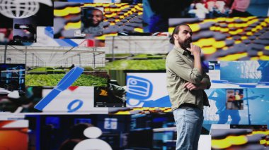 Birden fazla sosyal medya uygulaması ve eylemi olan bir kullanıcı arayüzüne bakan sıradan bir kişi, içerik yaratıcısı görsel ve eğlence için dijitalleştirmeyi kullanır. Çoklu görev ağı kurma. Kamera A.